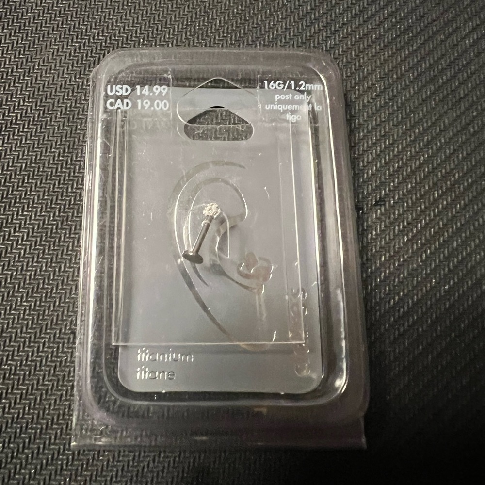 🤩 $5 SALE! 🤩 NWT Claire’s titanium post with tiny crystal pieces